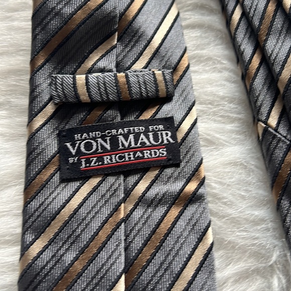 Von Maur by J.Z. Richards Hand made Silk Tie gold and silver diagonal stripes - Picture 3 of 3